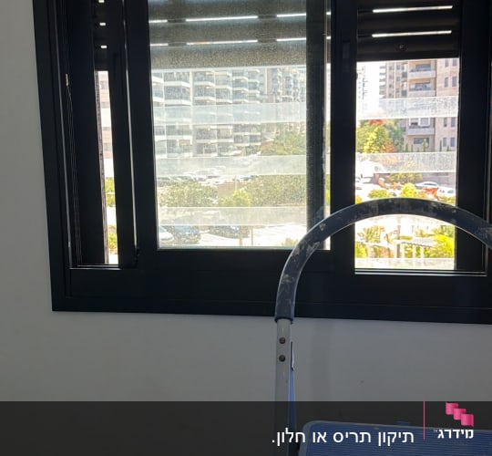 חלון עם תריסים וסולם כחול בחדר